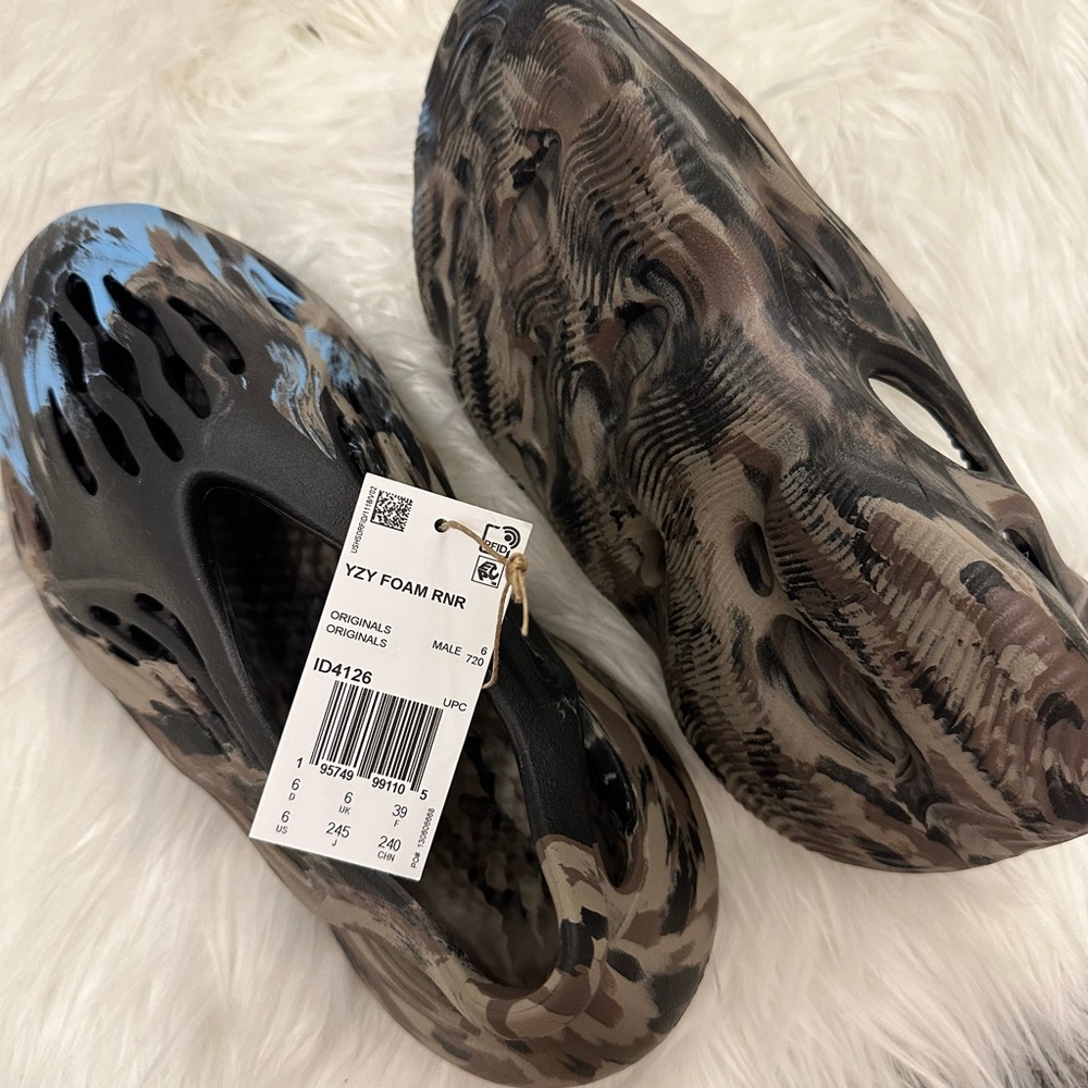 100% Authentic YEEZY FOAM RNR - Picture 4 of 9